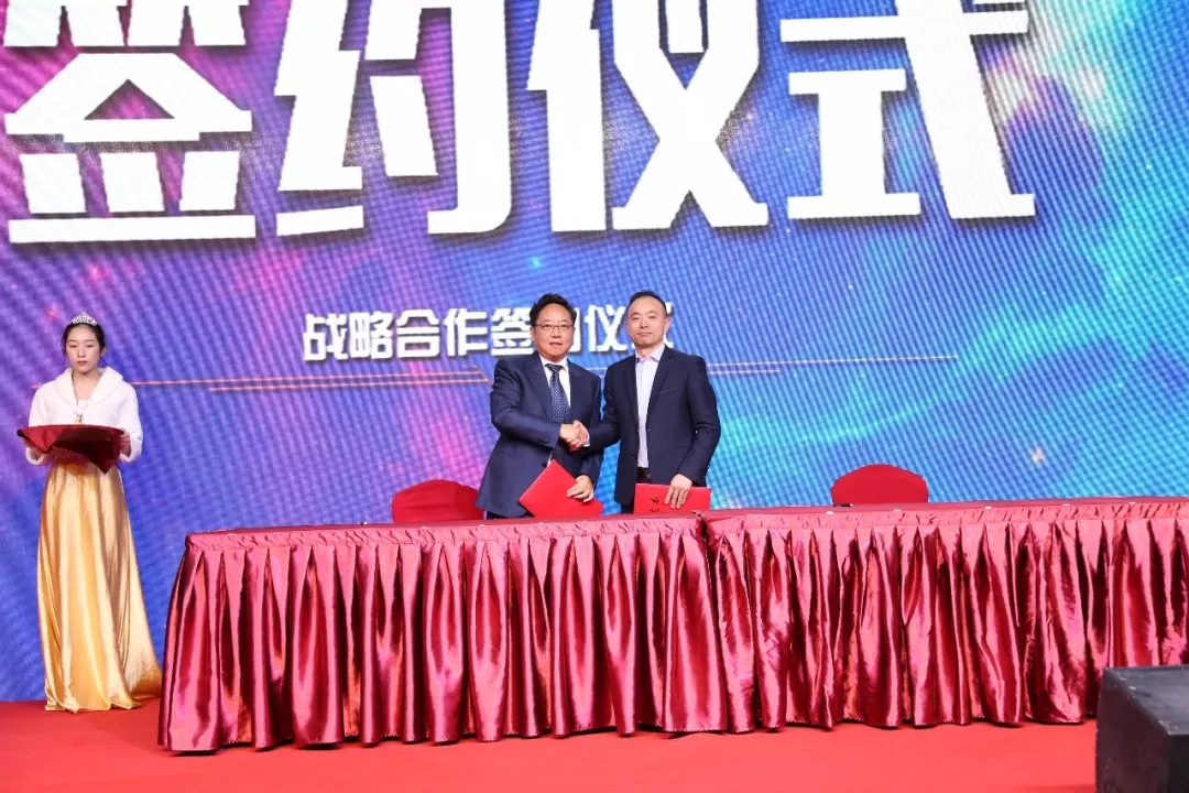 聯(lián)邦尚品道總經(jīng)理?xiàng)顝┕馀c克力寶中國(guó)區(qū)總裁杜博士簽訂戰(zhàn)略協(xié)議